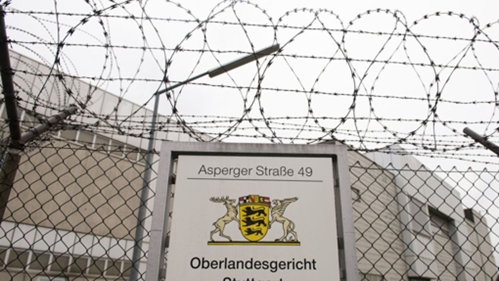  Im Verfahren gegen drei mutmaßliche Dschihadisten aus Stuttgart trägt ein Polizeibeamter Texte aus den Kurznachrichten der Angeklagten vor. Darin sprechen die Beschuldigten eine eindeutige Sprache. 