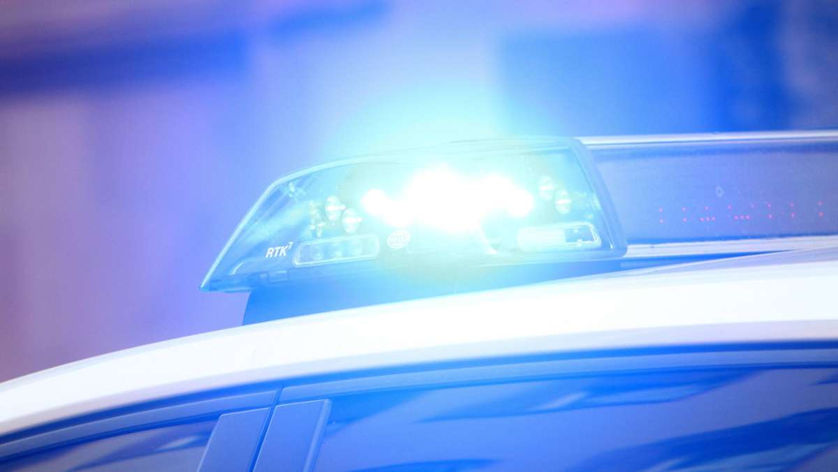 Stuttgart-Bad-Cannstatt: Crash mit Streifenwagen der Polizei – Zeugen gesucht