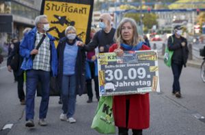 Hunderte demonstrieren am Stuttgarter Bahnhof
