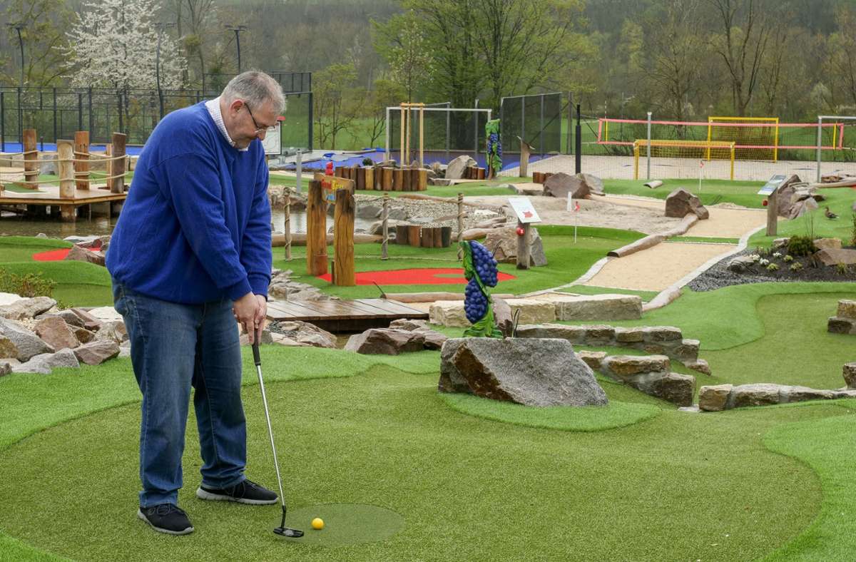Beim Adventure Golf wird auf Kunstrasen gespielt.