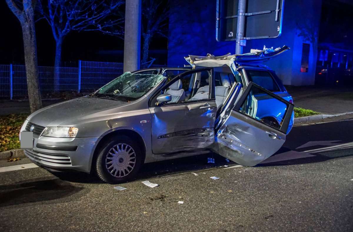 Ein 45-jähriger Fiat-Fahrer wurde bei dem Unfall schwer verletzt. (Symbolbild)