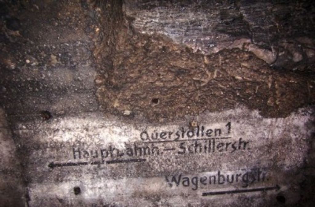 Auch Schriftzüge auf der Stollenwand erinnern noch an die damalige Bestimmung des Tunnels. Fotomaterial aus dieser Zeit ist rar.