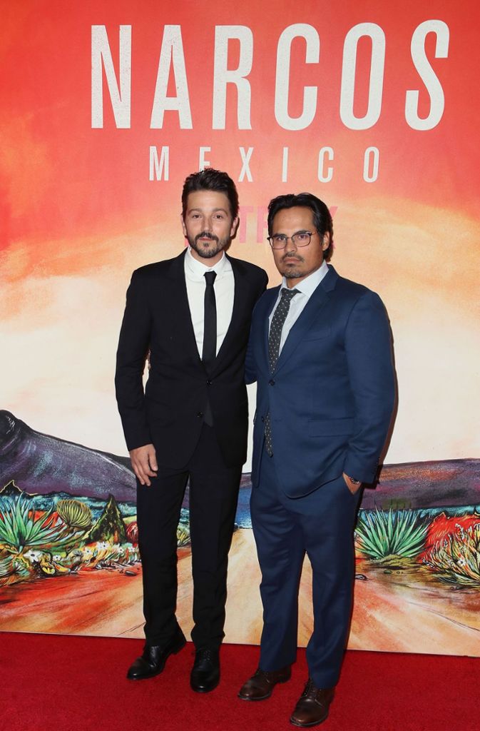 Diego Luna (links) und Michael Pena (rechts) ersetzen den „Narcos“-Star Pedro Pascal, der die Serie verlassen hat.