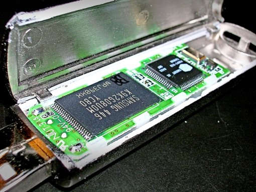 Im geöffneten USB-Stick sitzt der Flash-Speicher links. Foto: Archiv