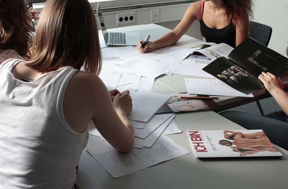 Bei der Gestaltung der Schülerzeitung erlernen die Mitwirkenden professionelles Handwerk, wie journalistisches Schreiben und Editorial Design.