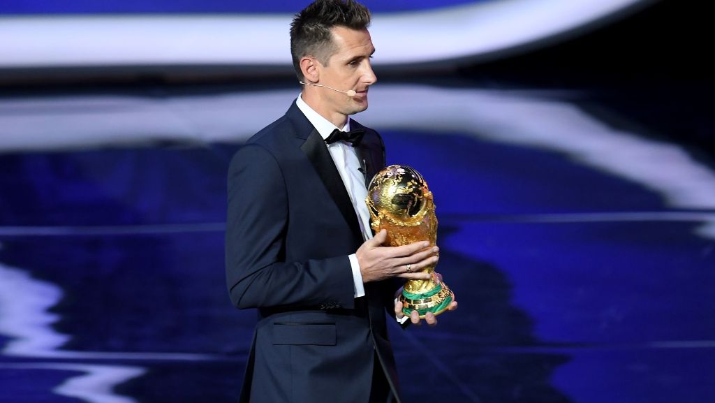 Auslosung zur Fußball-WM 2018: Miroslav Klose trägt WM-Pokal – „magisch“
