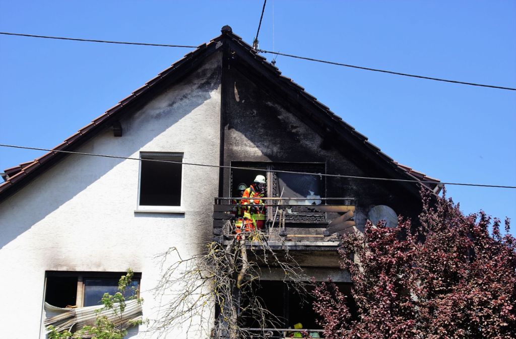 Die Bewohnerin konnte ihre Wohnung nicht mehr verlassen und musste durch die Feuerwehr über eine Drehleiter gerettet werden.