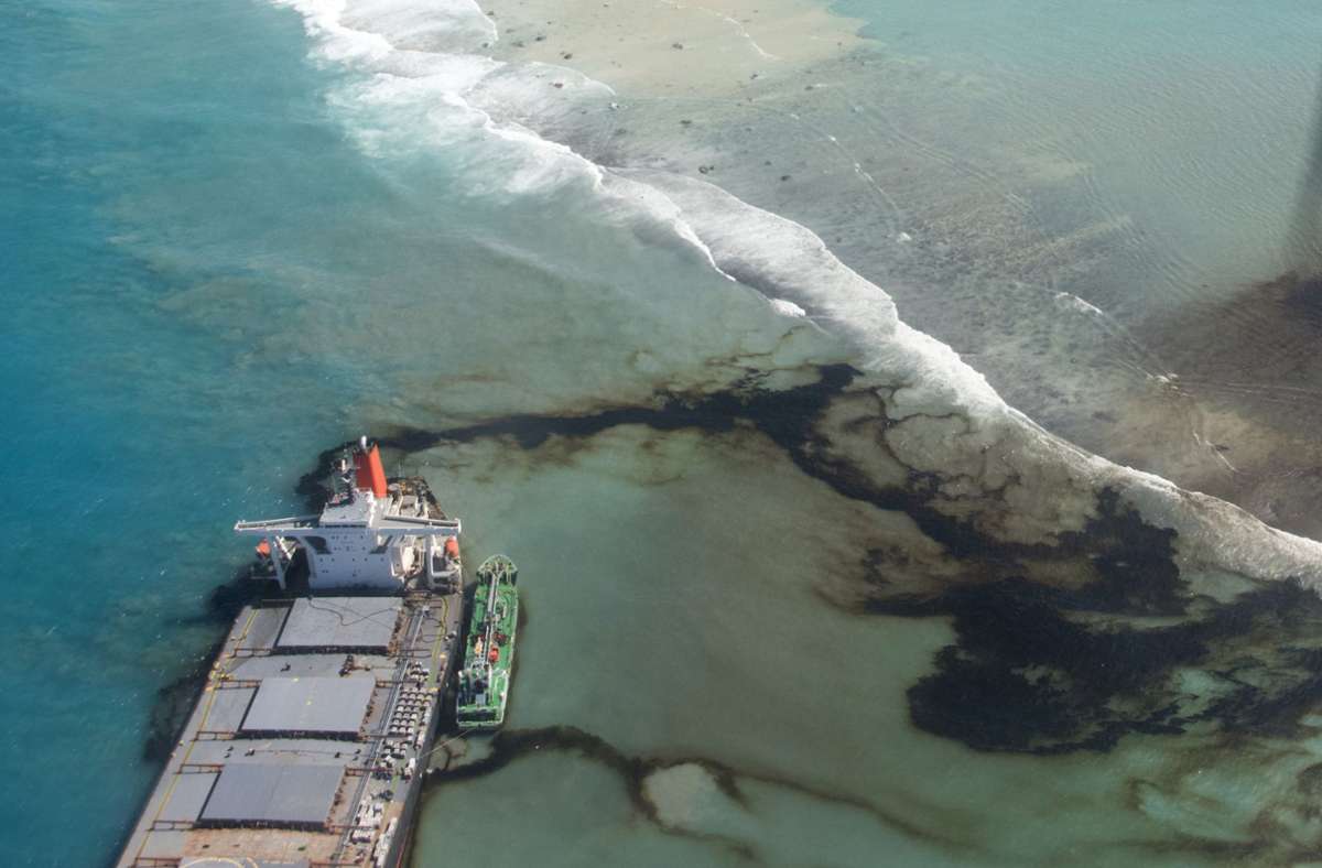 Der vor rund zwei Wochen vor der Südostküste des Inselstaates im Indischen Ozean auf einem Korallenriff auf Grund gelaufene Frachter „Wakashio“ verursacht ein Öl-Desaster.