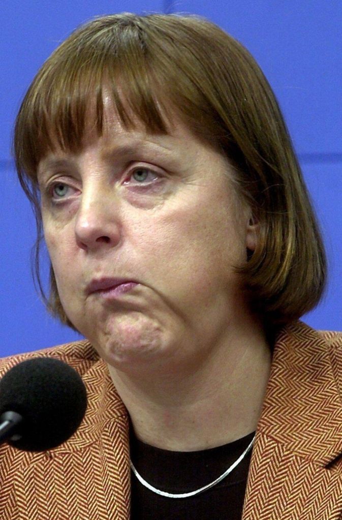 Die Vermittlerin: Als Bundesumweltministerin (1994-1998) gab Angela Merkel nicht viel auf mondäne Figaro-Stile. Mit Beginn ihrer Kanzlerschaft (seit 2005) begannen indes ihre vielen äußeren und politischen Häutungen.