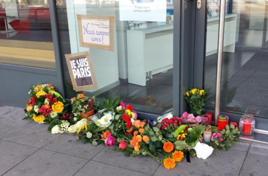 Ausdruck von Solidarität und Betroffenheit: Blumensträuße, kleine Plakate und Kerzen vor dem Institut Français in Stuttgart.