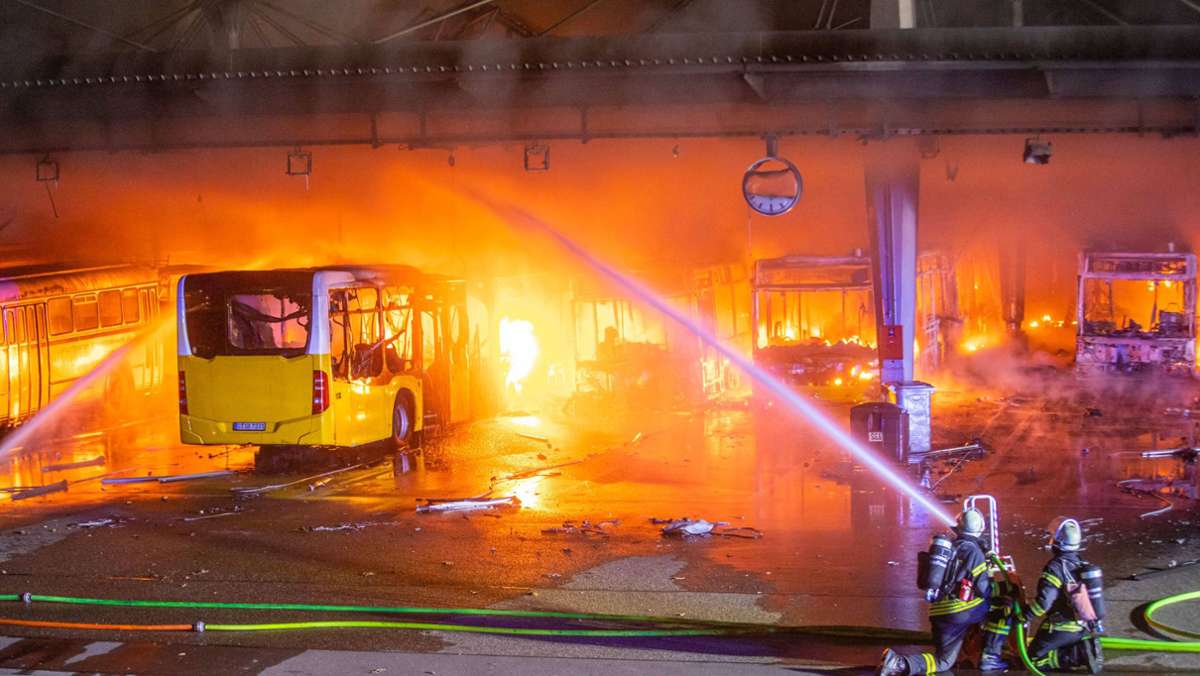  Die Polizei kann nach dem Brand im Busdepot der SSB das Fahrzeug inspizieren, das zuerst Feuer fing. Bringt das die Ermittlungen voran? 