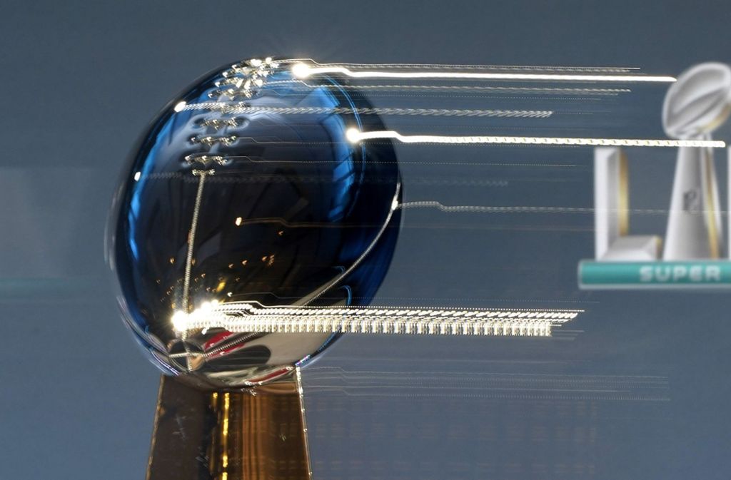 Der Super-Bowl-Sieger erhält die Vince Lombardi Trophy. Der silberfarbene Pokal – 55 Zentimeter hoch und 3,5 Kilogramm schwer – wird jedes Jahr neu angefertigt.