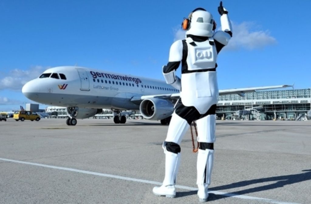 Dieser Ramp Agent auf dem Stuttgarter Flughafen ist ein großer „Star Wars“-Fan und regelt die Geschehnisse auf dem Rollfeld deshalb heute mal in einem etwas anderen Outfit als sonst.