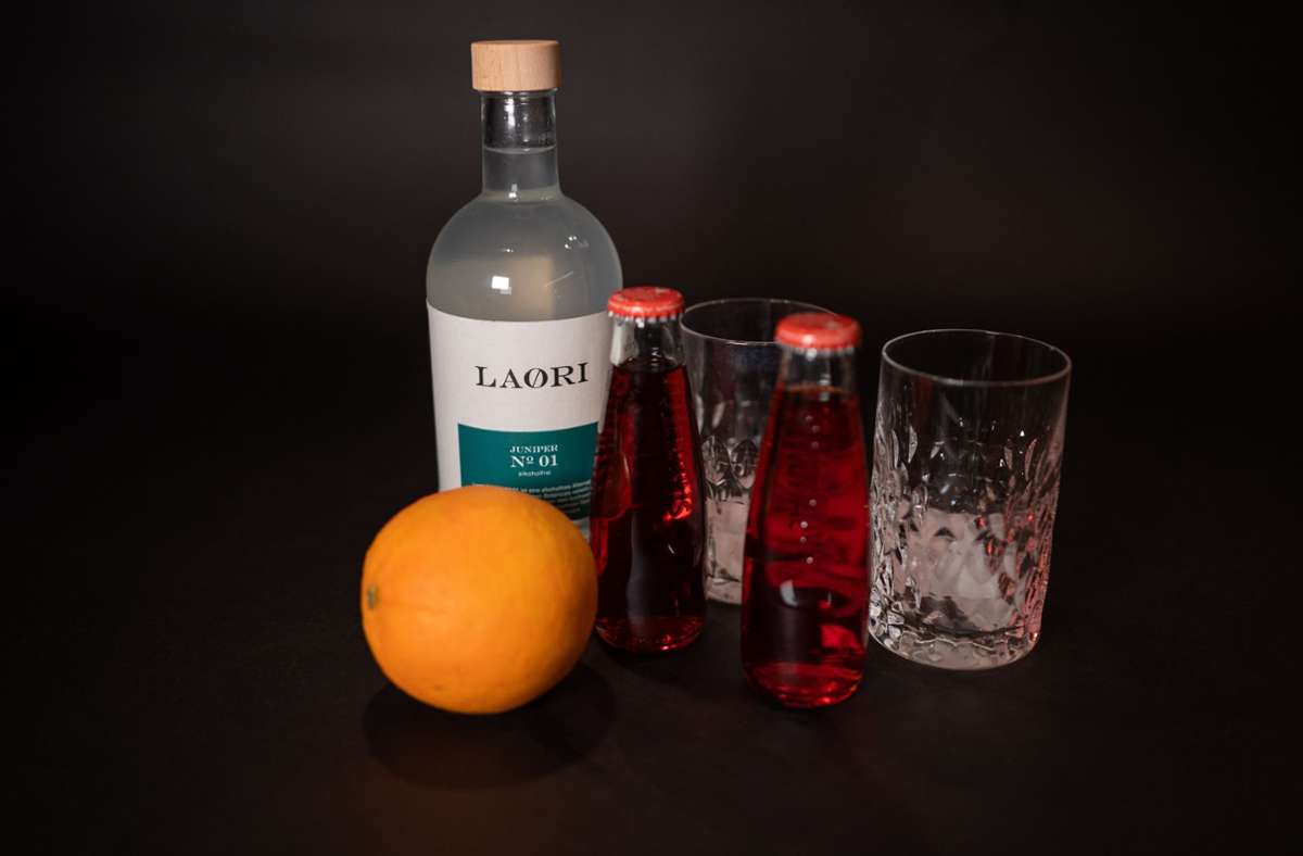 Für den Lagroni, eine alkoholfreie Negroni-Alternative, braucht es lediglich den Ginersatz Laori Juniper No 1 (oder einen anderen), ein Fläschchen Sanbittèr pro Glas, Eiswürfel und eine Orange für die Deko.