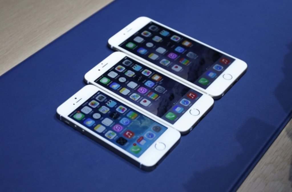 Groß, größer: iPhone 6 (Mitte), iPhone 6 Plus (rechts). Die beiden neuen Modelle im Vergleich mit dem iPhone 5s.