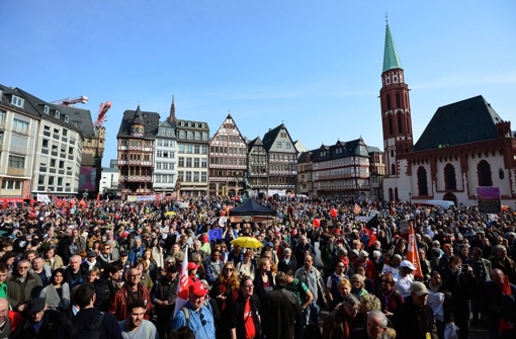 Mehrere Tausend Menschen versammeln sich zur Kundgebung auf dem Römerberg. Die Proteste bleiben friedlich.