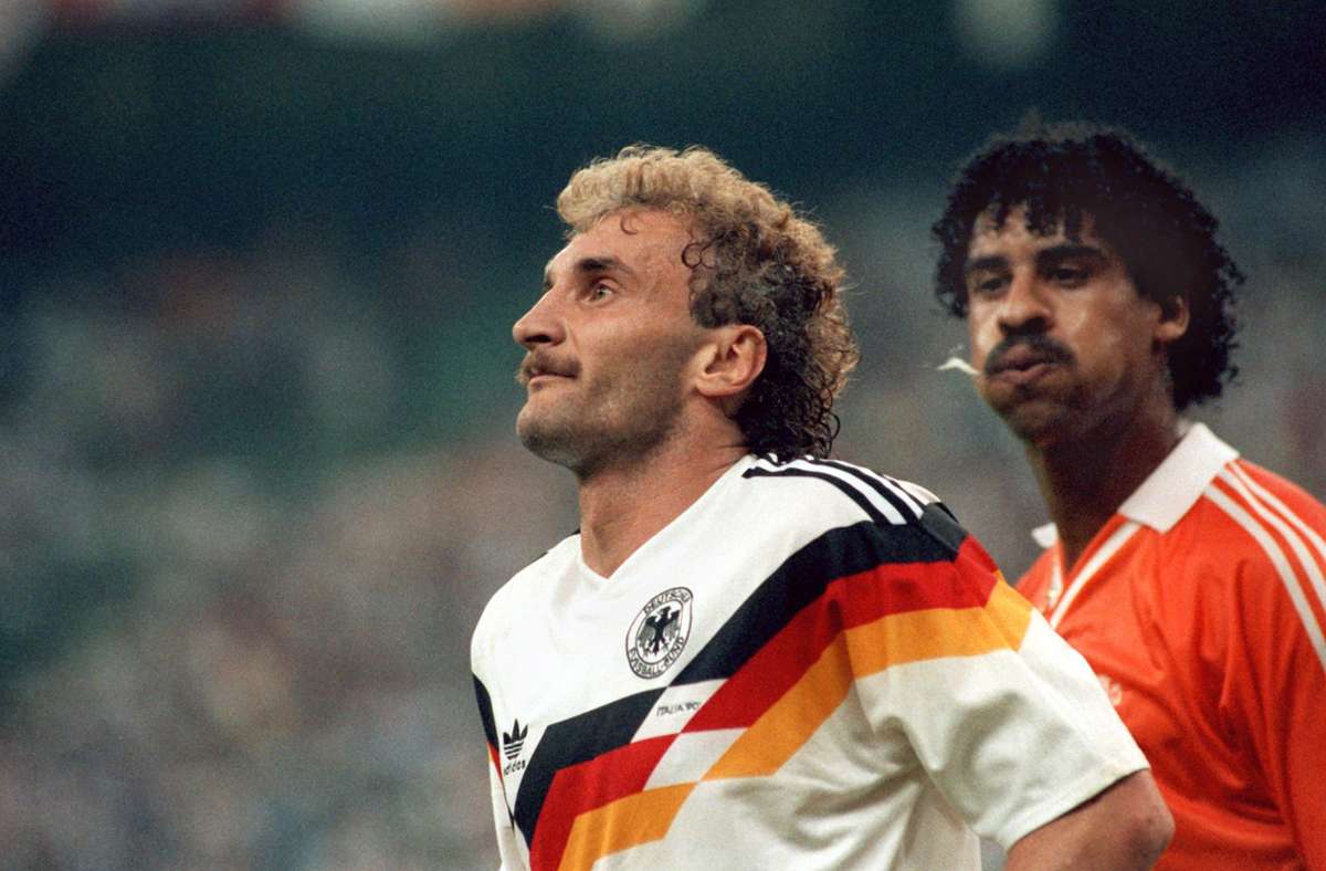 Zum WM-Helden wurde Rudi Völler (30) nicht nur wegen des Titels (im Finale holte er den entscheidenden Elfmeter raus) – sondern auch weil der Starstürmer des AS Rom so ruhig blieb, als er im Achtelfinale gegen die Niederlande grundlos vom Platz gestellt und von Frank Rijkaard mehrfach angespuckt wurde.