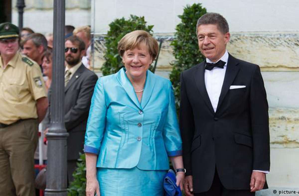 Im Jahre 2015 erschien Angela Merkel in einem türkisen Blazer mit samten Kleid.