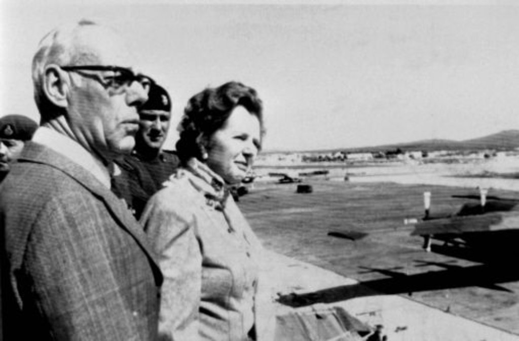 Zäh und unbeugsam führt sie ihr Land: Ob im Falklandkrieg gegen Argentinien Anfang der 1980er Jahre (hier ein Bild mit ihrem Ehemann Denis) oder in der Europäischen Gemeinschaft - Margaret Thatcher setzt sich durch.