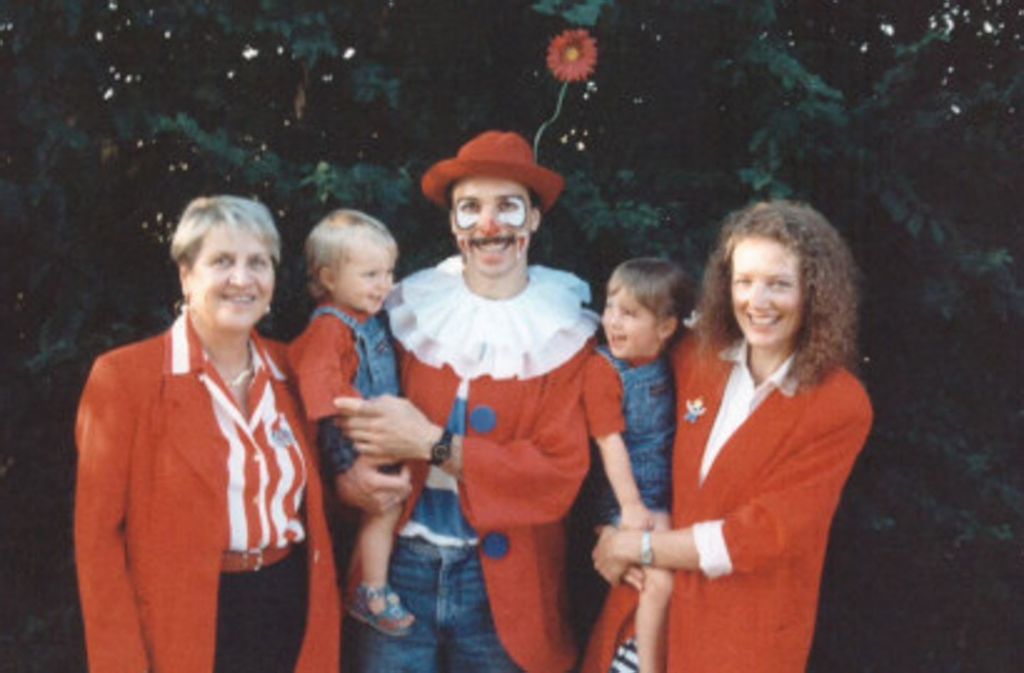 Kinderzeit: Oma, Geraldine, Vater, Schwester und Mutter (von links)