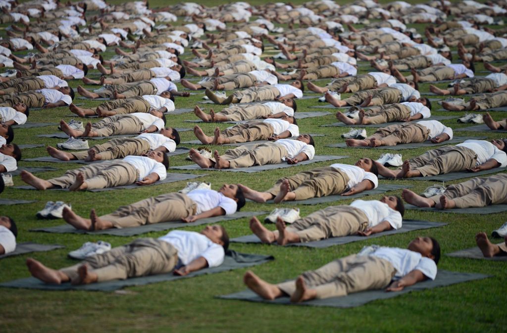 Sieht eigentlich ganz einfach aus – Polizistinnen bei einer Yoga-Session in Indien.
