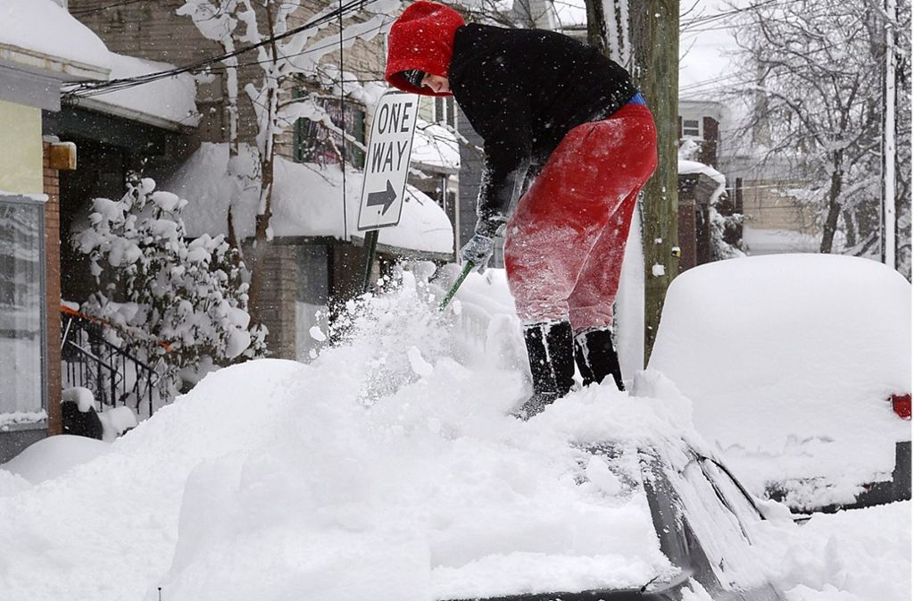 In Pennsylvania haben die Menschen mit heftigen Schneefällen zu kämpfen.