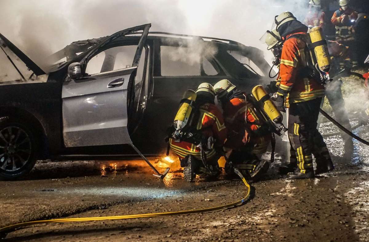 Hier fing das Fahrzeug dann Feuer und stand kurz darauf bereits komplett in Flammen.