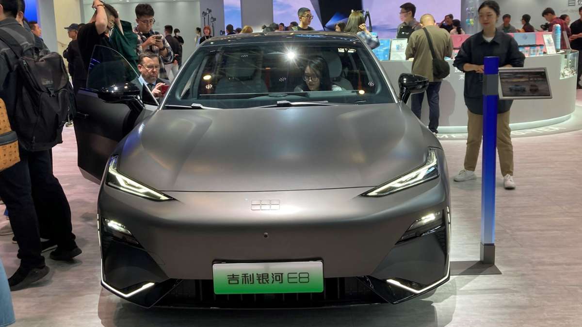 Im Windkanal glatt gebügelt. Eine Elektrolimousine von Geely, die wie viele chinesische Autos einen eher schmucklosen Namen trägt: E8.