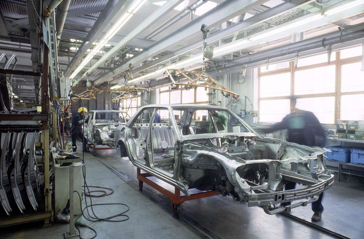 Projekte für externe Auftraggeber sorgen über die Jahre immer wieder für eine bessere Auslastung bei Porsche. Für die Daimler-Benz AG haben sich Porsche-Mitarbeiter 1990 mit einem E-Klasse-Modell – W 124-Limousine mit 5-Liter-V8-Motor – beschäftigt. Die Kleinserienproduktion findet bei Porsche in Stuttgart-Zuffenhausen statt.