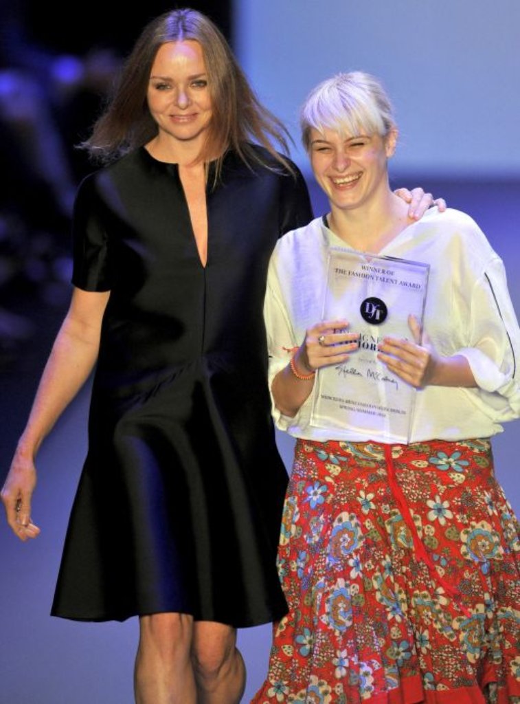 Designerin Stella McCartney (links) mit Ioana Ciolacu Miron, der Gewinnerin des "Designer for Tomorrow"-Preises.