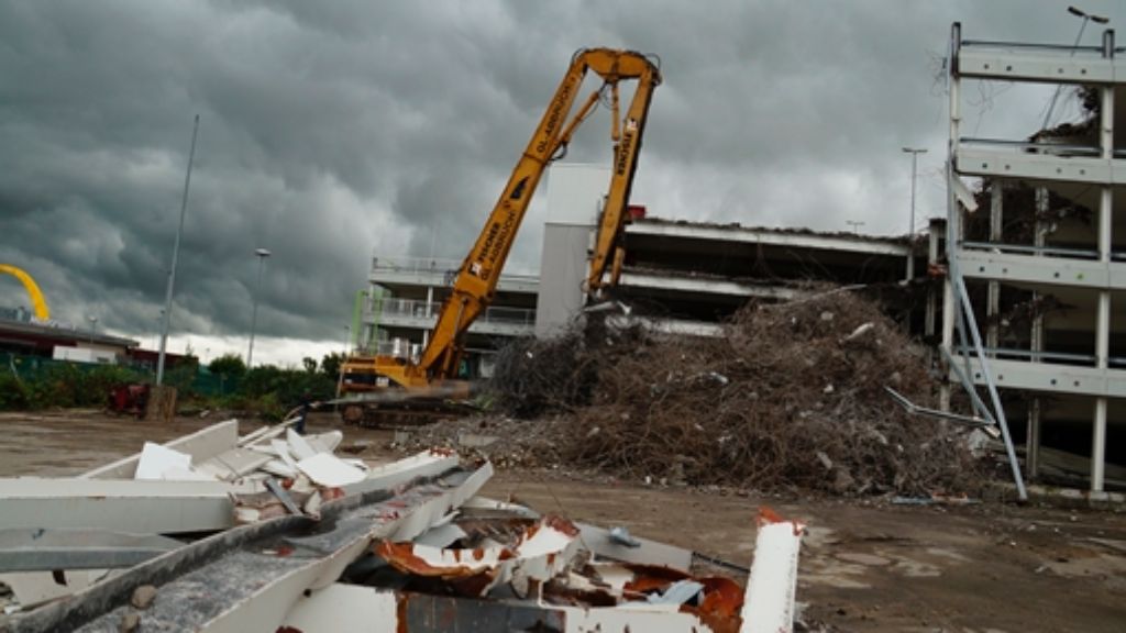 Flughafen Stuttgart: Das Parkhaus P10 wird abgerissen