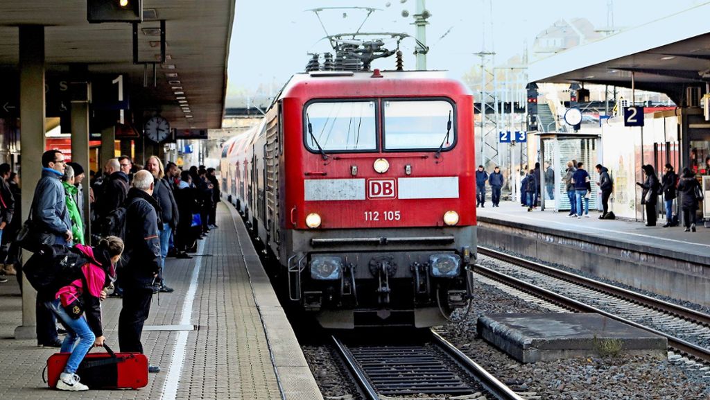 Protest gegen Probleme auf Nebenstrecken: Zugausfälle: der Druck auf die Bahn wächst