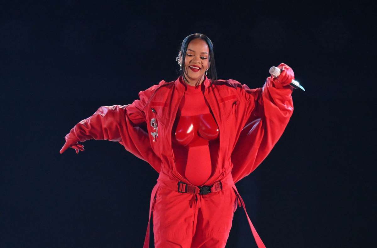 Rihannas Babybauch war beim Super Bowl gut unter dem roten Overall zu sehen