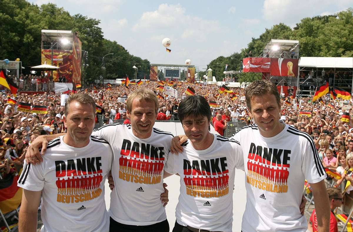 Und schnell kam der erste Erfolg: Nach dem dritten Platz bei der Heim-WM 2006 ließ sich Löw zusammen mit Torwart-Trainer Andreas Koepke, Bundestrainer Jürgen Klinsmann und Team-Manager Oliver Bierhoff für das berühmte Sommermärchen feiern.