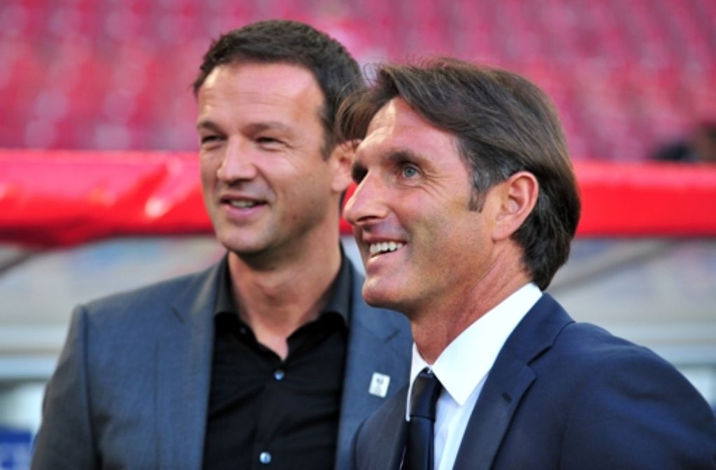 Bruno Labbadia (rechts) bleibt VfB-Trainer