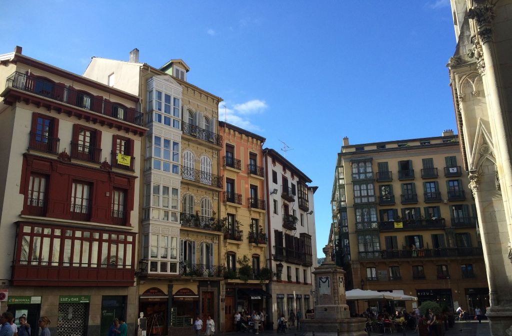 Die Altstadt Bilbaos. Als das Museum eröffnet wurde, zeigten sich viele Einwohner der damals dahinsiechenden Industriestadt skeptisch: Die Baukosten für das Guggenheim betrugen umgerechnet 140 Millionen Euro.