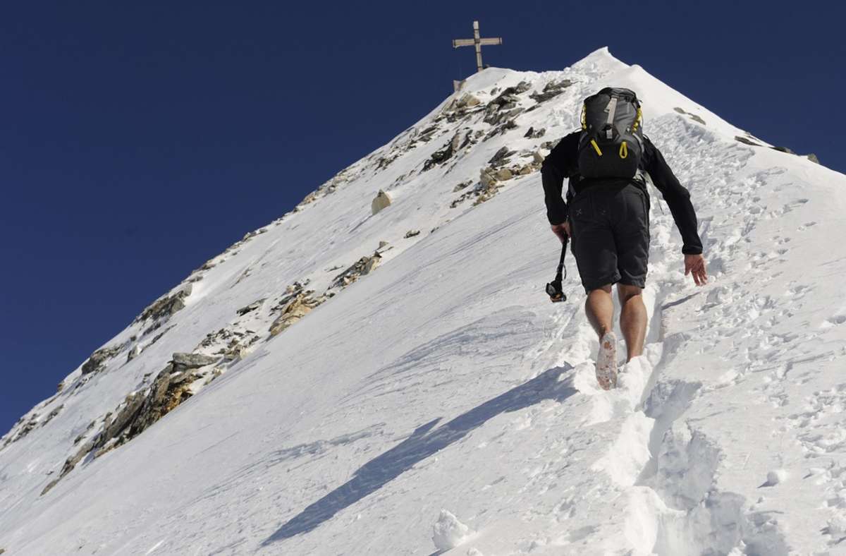 Nach dem ersten Wintereinbruch konnte Jung den Hochfeiler, mit 3507 Meter den höchsten Gipfel der Zillertaler Alpen, besteigen. Solange man in Bewegung bleibt, ist Barfußwandern auch bei Pulverschnee gut möglich.