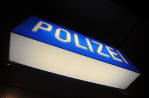 Diebesgut am Bodensee: Ein blau beleuchtetes Polizeischild (Symbolfoto) Foto: imago stock&people/imago stock&people