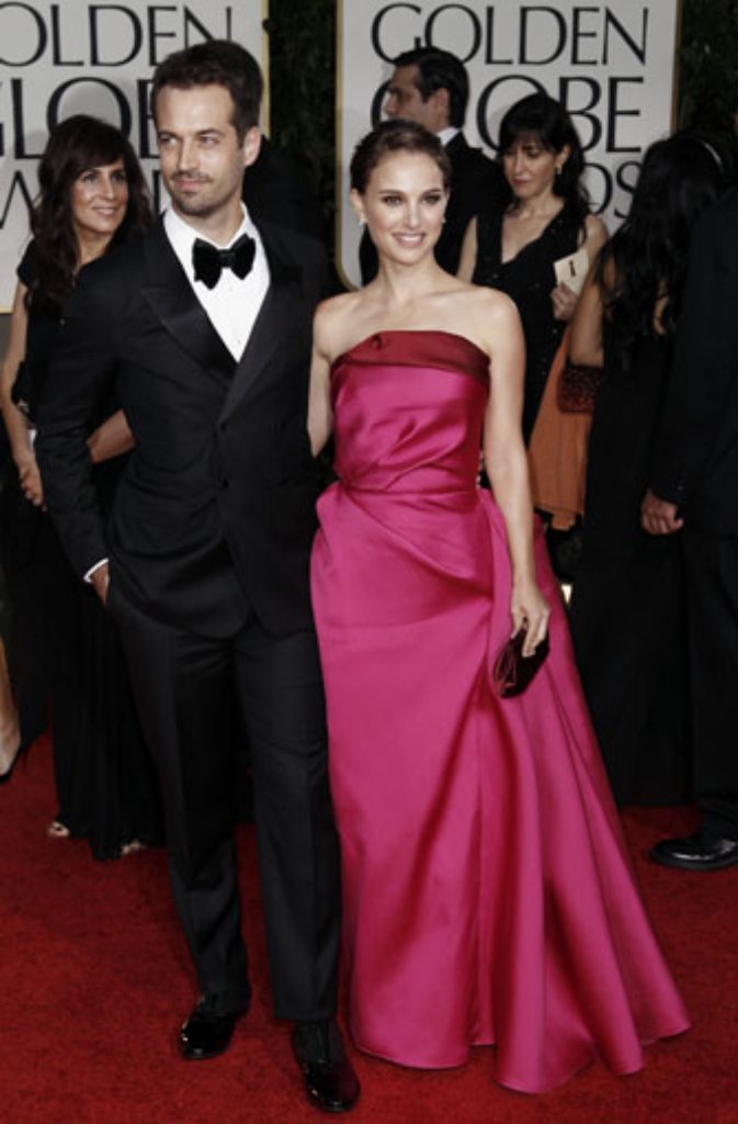 In einer sehr schönen brombeerroten Lanvin-Robe hatte Natalie Portman an der Seite von Benjamin Millepied ihren Auftritt.
