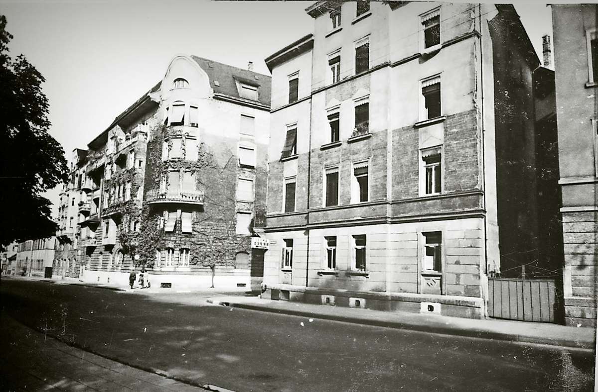 Zum Abschluss gehen wir durch die heutige Heilmannstraße vor zum Neckartor und stellen erstaunt fest, dass 1942 hier offenbar so gut wie kein Auto unterwegs war. Das Neckartor ist damals ...