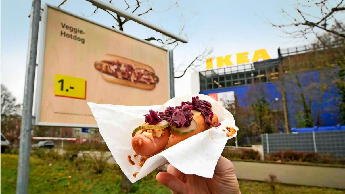 Günstiger geht es kaum: Be Ikea in Sindelfingen wird der Hotdog für 1 Euro verkauft, mit Fleisch kostet er 1,50 Euro.