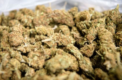 Die Beamten entdeckten mehr als 150 Gramm Marihuana bei dem 34-Jährigen. (Symbolfoto) Foto: dpa/Matthias Balk