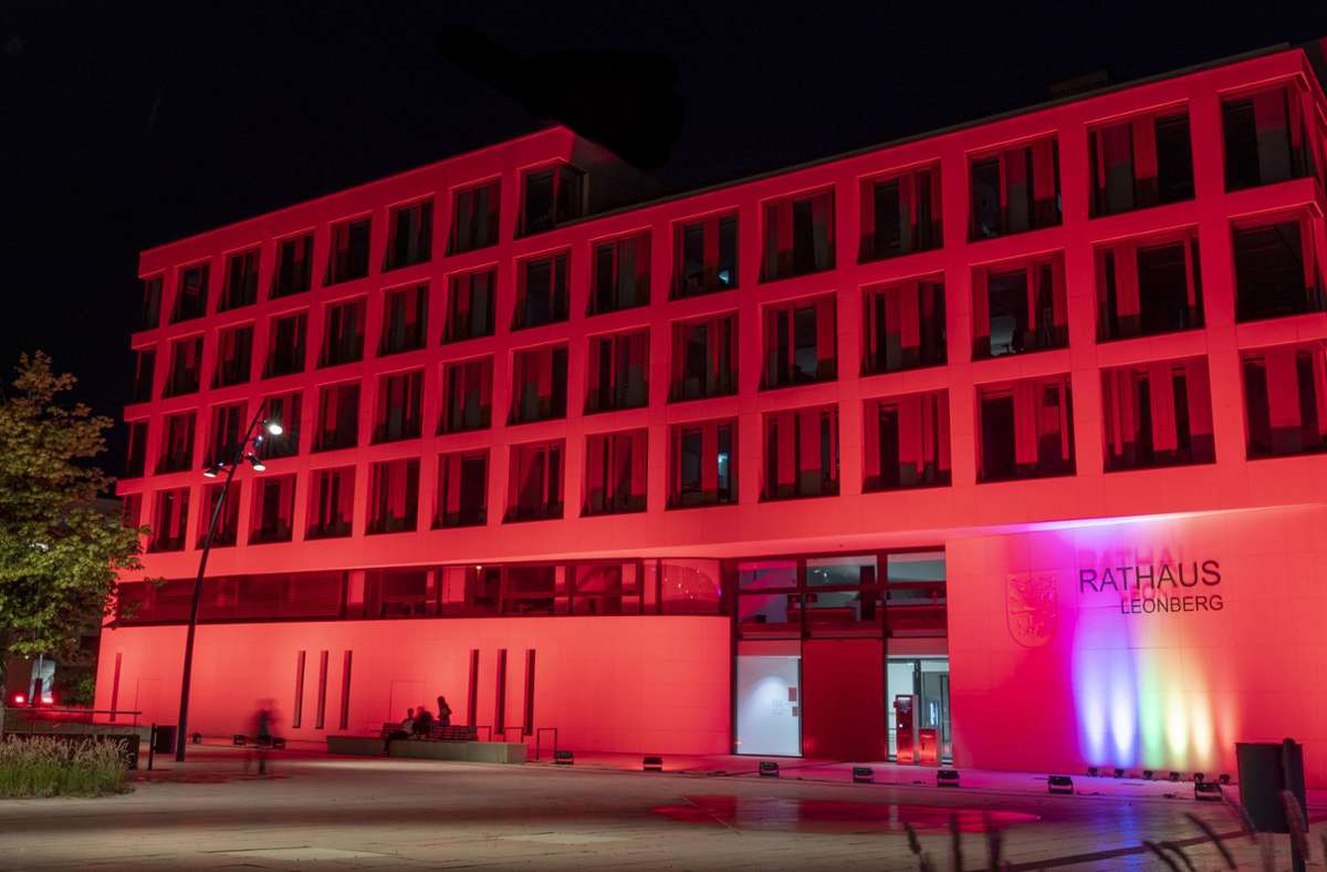 Das Leonberger Rathaus ist eines von vier Gebäuden, die bei der „Night of Light“ rot angeleuchtet sind.