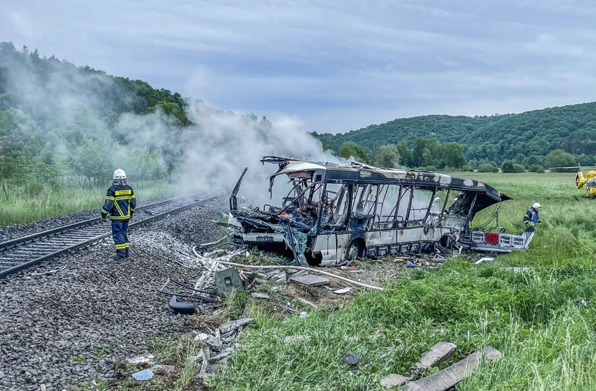Die Feuerwehr löschte den Brand in einem Bus, der zuvor mit einem Zug kollidiert war. Foto: dpa/Dennis Straub