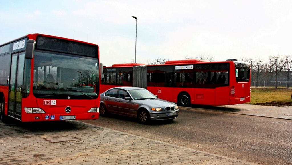 Busärger in Leinfelden-Echterdingen: Parkende Busse versperren die Sicht