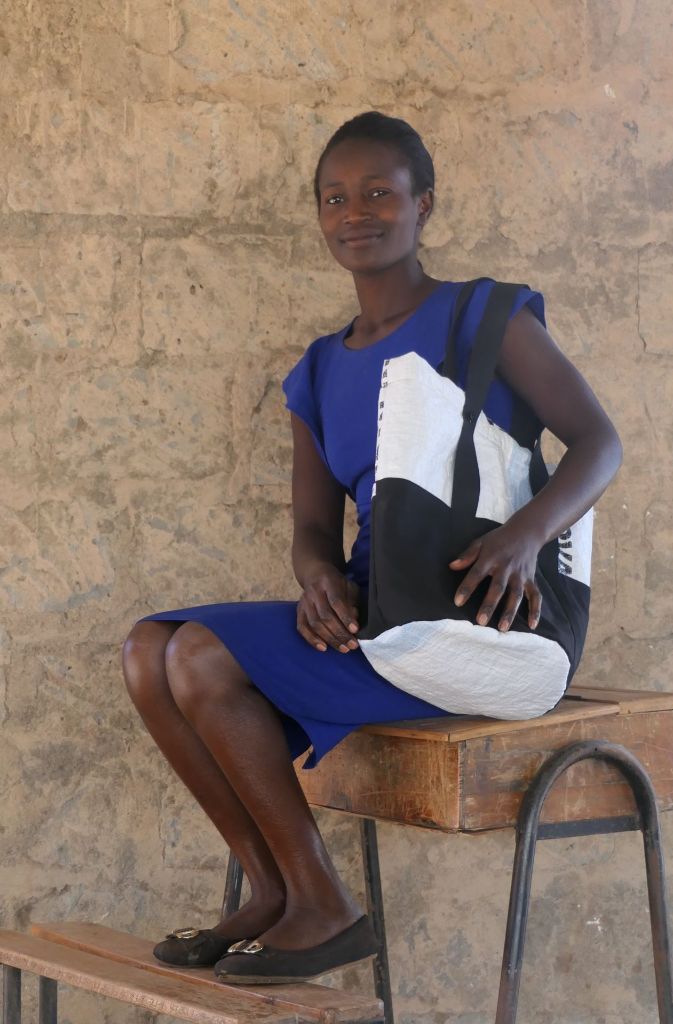 Näherin Carolin Nyambura arbeitet für das Label. Die Taschen von Nyuzi Blackwhite sind aus alten Viehfutter- ...