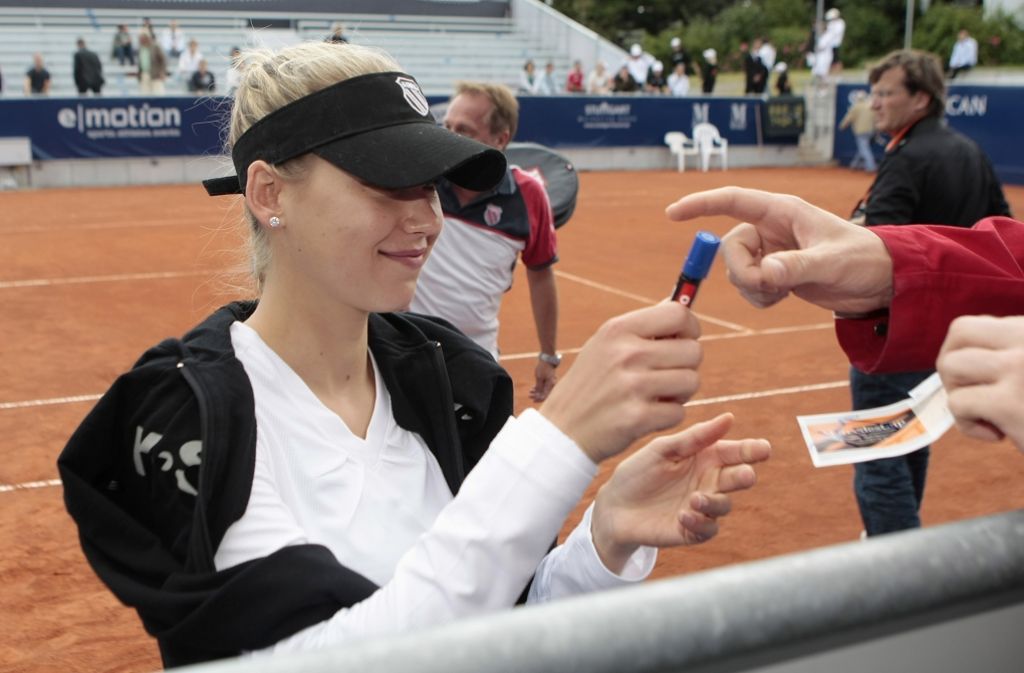 Kurnikowa gibt Autogramme am Rande eines Spiels beim Mercedes Cup 2008.
