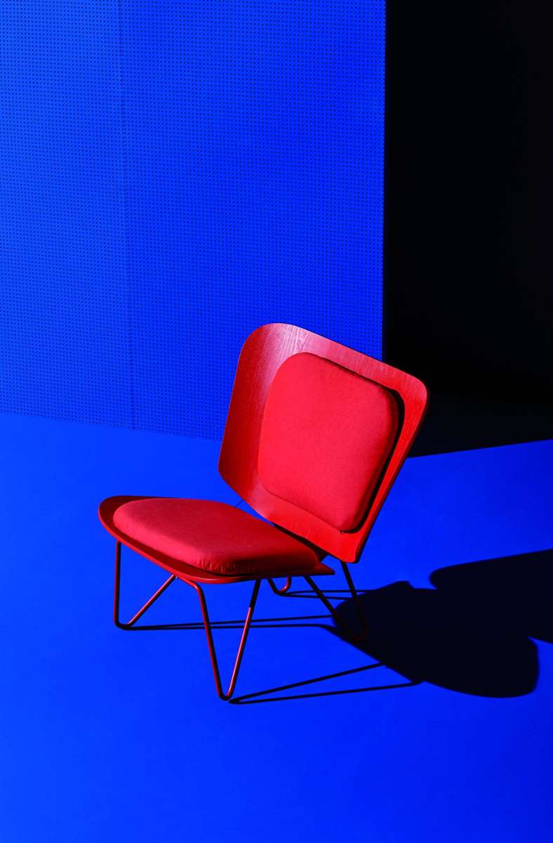 Sessel „Lenz“ von Hanne Willmann für die junge Designfirma Bartmann Berlin. Holz mit Stahlrohr. Die Kissen von Kvadrat gibt’s in vielen anderen Farben.