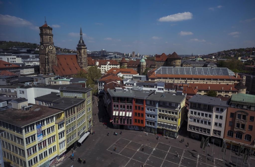 Blick vom Rathausturm auf den Marktplatz: die Stuttgarter Innenstadt liegt einem zu Füßen.