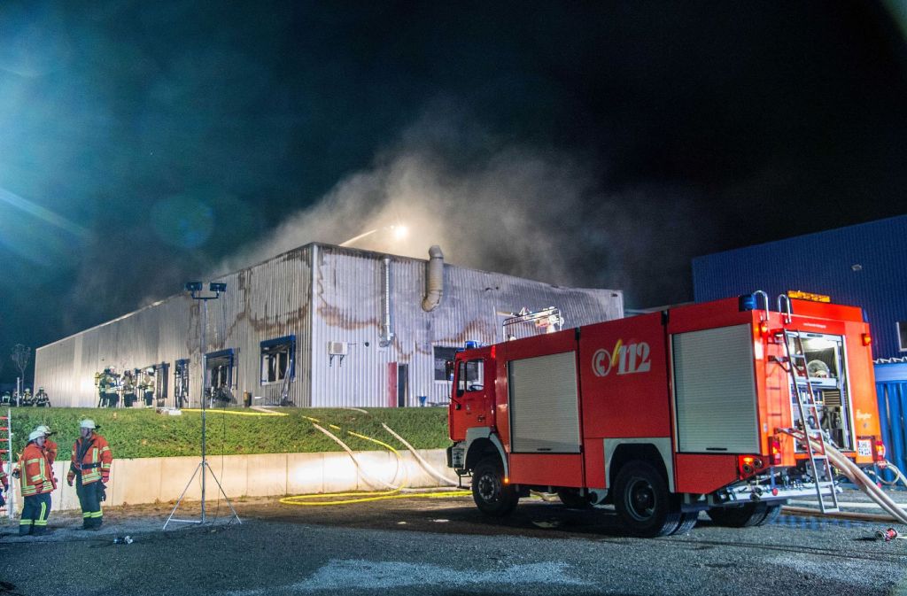 Die Feuerwehr geht von einer Schadenshöhe von mehreren Millionen Euro aus.